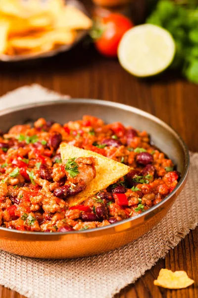 Nachos Mexicanos Con Chile Con Carne Vista Frontal —  Fotos de Stock