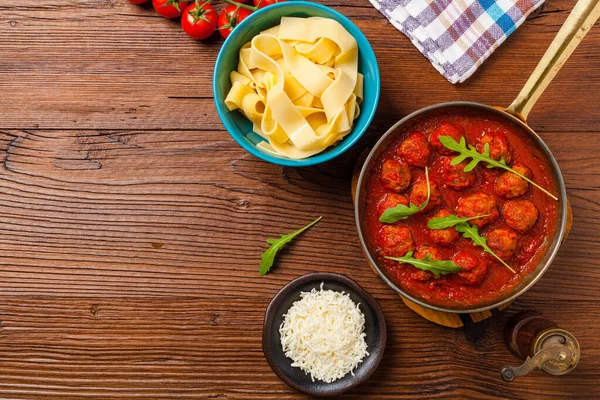 Italiaanse Pasta Pappardelle Met Gehaktballen Tomatensaus Bestrooid Met Kaas Arugula — Stockfoto