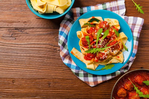 Italské Těstoviny Pappardelle Masovými Kuličkami Rajčatové Omáčce Sypané Sýrem Rukolou — Stock fotografie