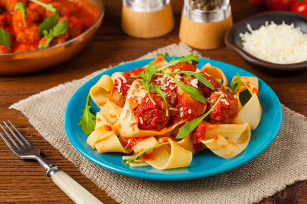 Italiaanse Pasta Pappardelle Met Gehaktballen Tomatensaus Bestrooid Met Kaas Arugula — Stockfoto