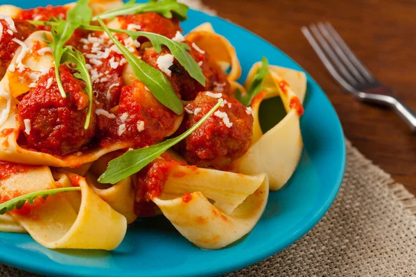 Pappardelle Pasta Italiana Con Albóndigas Salsa Tomate Espolvoreado Con Queso — Foto de Stock