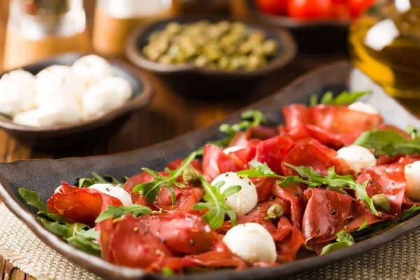 Nötkött Carpaccio Serveras Med Bollar Mozzarella Ost Ruccola Och Kapris — Stockfoto