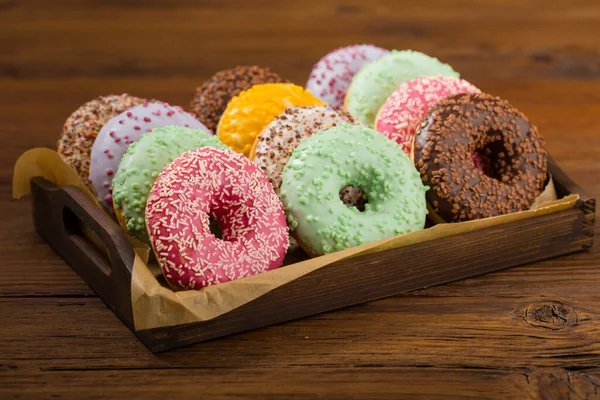 Bunte Donuts Auf Einem Hölzernen Hintergrund Frontansicht — Stockfoto