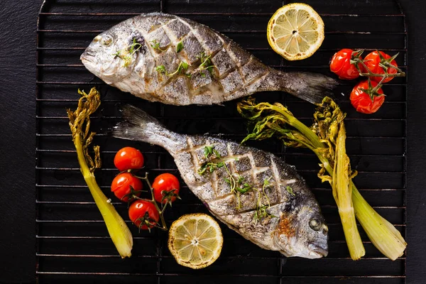 Grilovaná Celá Ryba Podávaná Pečenou Zeleninou Citrónem Pohled Zepředu — Stock fotografie