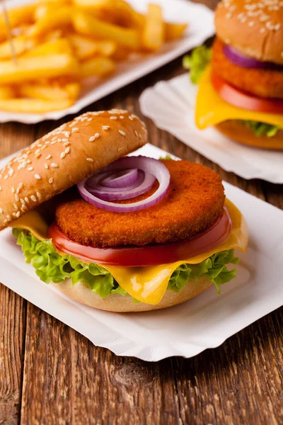 Heerlijke Visburger Geserveerd Met Verse Frietjes Geserveerd Papier — Stockfoto