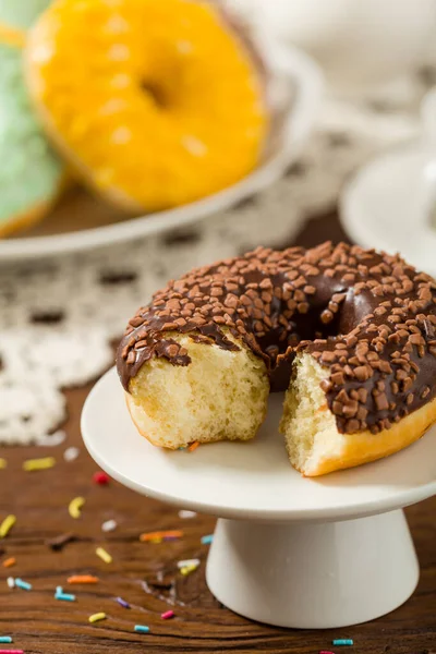 Bunte Donuts Auf Einem Hölzernen Hintergrund Frontansicht — Stockfoto