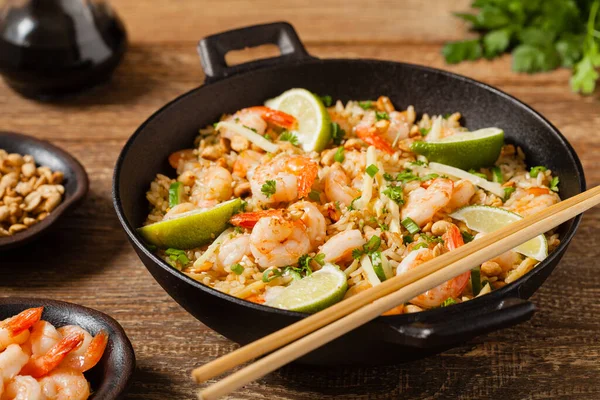 Gebakken Rijst Met Garnalen Het Thais Voorbereid Wok Vooraanzicht — Stockfoto