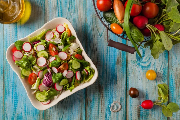 Ensalada Fresca Con Rábano Pepino Coloridos Tomates Cherry Mejor Para —  Fotos de Stock