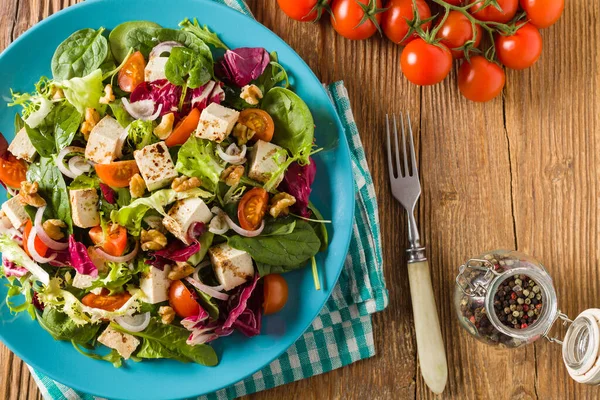 Ensalada Deliciosa Con Tofu Tomates Nueces Rociada Con Una Salsa —  Fotos de Stock