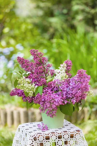 Lilac Blommor Metallvas Mot Bakgrund Grön Trädgård — Stockfoto