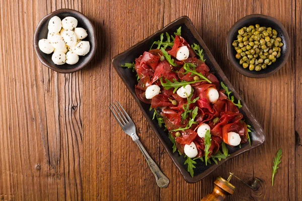 Hovězí Carpaccio Podávané Kuličkami Mozzarelly Rukolou Kapary Horní Pohled — Stock fotografie