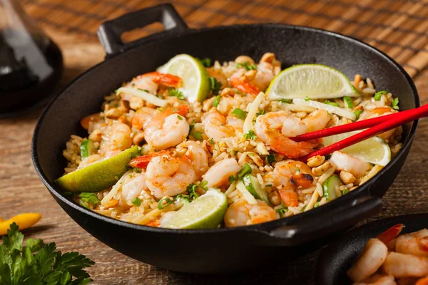 Gebakken Rijst Met Garnalen Het Thais Voorbereid Wok Vooraanzicht — Stockfoto