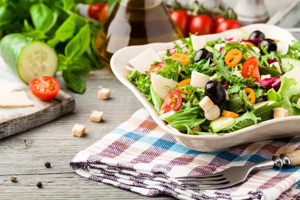 Siyah Zeytinli Parmesanlı Taze Sebzeli Talyan Salatası Antika Manzara — Stok fotoğraf