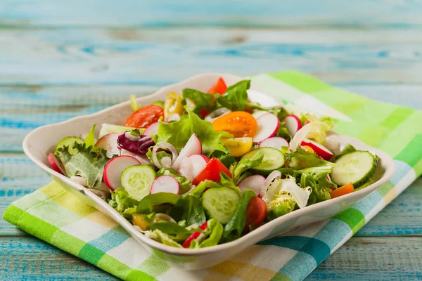 Verse Salade Met Radijs Komkommer Kleurrijke Kerstomaten Het Beste Voor — Stockfoto