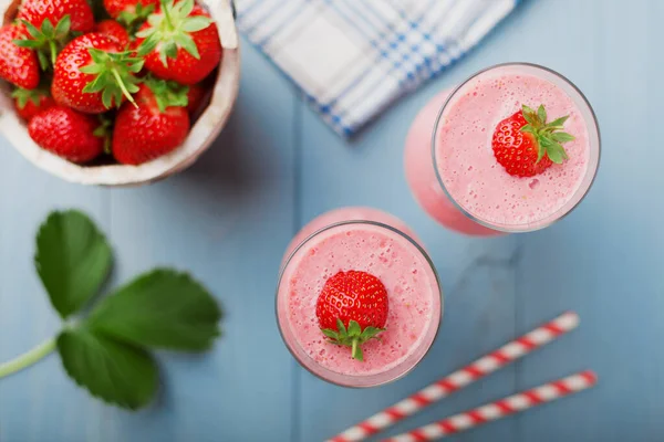 Läcker Jordgubbssmoothie Med Mjölk Tillagad Med Färska Jordgubbar Serveras Eleganta — Stockfoto