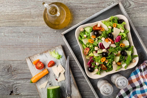 Siyah zeytinli ve parmesanlı taze sebzeli İtalyan salatası. Antika manzara.