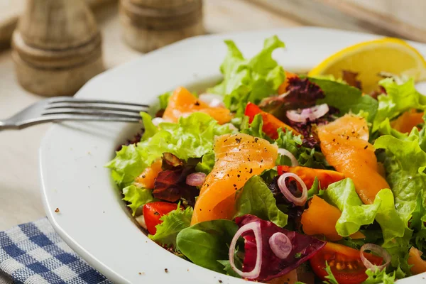 Salada Fresca Com Salmão Fumado Cenário Vintage — Fotografia de Stock