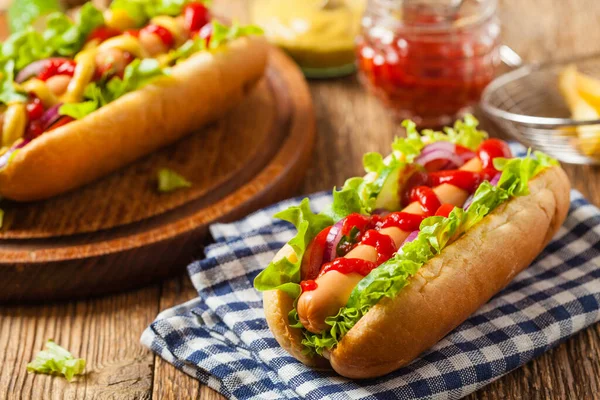 Vynikající Domácí Hot Dogy Servírujeme Hranolkama Pohled Zepředu — Stock fotografie