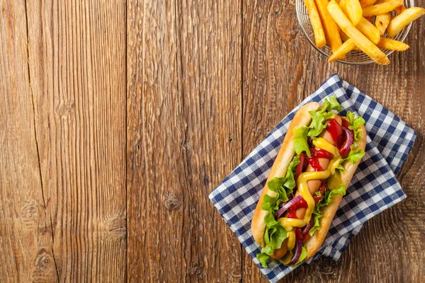 Vynikající Domácí Hot Dogy Servírujeme Hranolkama Horní Pohled — Stock fotografie