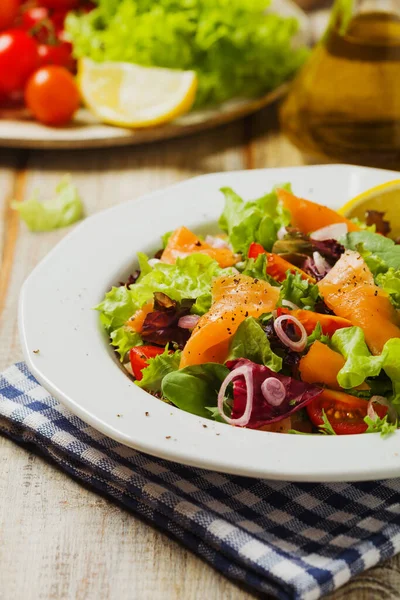 Insalata Fresca Con Salmone Affumicato Paesaggio Vintage — Foto Stock