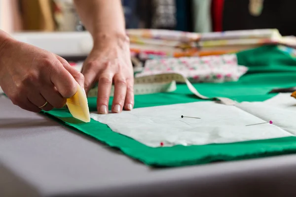 Naaiatelier Maak Naaideken Klaar Tekenen Het Materiaal Kleermaker Tekent Een — Stockfoto