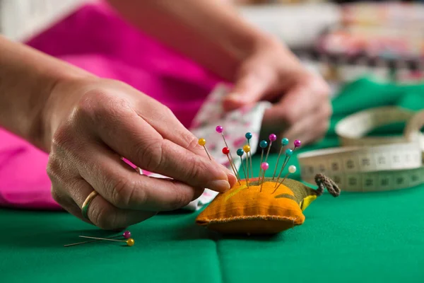 Naaiatelier Maak Naaideken Klaar Klop Materiaal Naaister Bevestigt Pennen Aan — Stockfoto