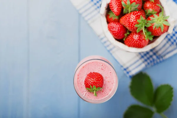 Köstlicher Erdbeer Smoothie Mit Milch Zubereitet Mit Frischen Erdbeeren Serviert — Stockfoto