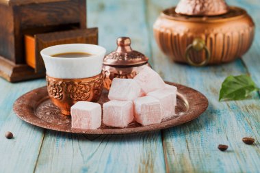 Geleneksel Türk kahvesi. Türkçe zevkli orijinal kaplarda belirtilmiştir. 