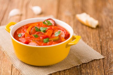 Taze sebzeli leziz Letcho, taze ekmekle birlikte sarı bir tencerede servis ediliyor..