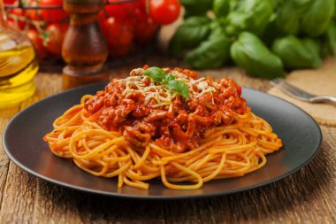 Siyah tabakta servis edilen lezzetli spagetti.