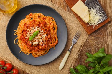 Siyah tabakta servis edilen lezzetli spagetti.