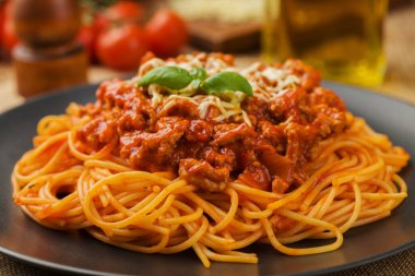 Siyah tabakta servis edilen lezzetli spagetti.