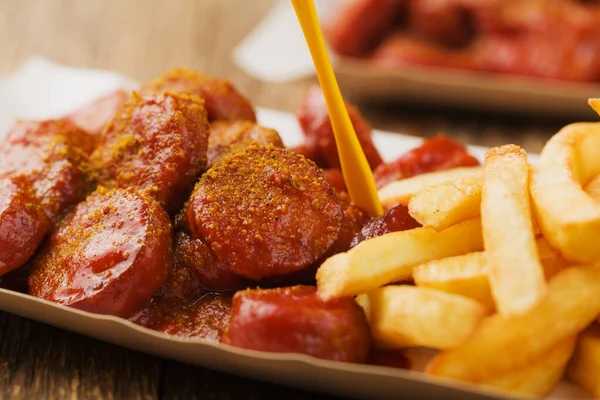 Currywurst Alemán Tradicional Servido Con Patatas Fritas Bandeja Papel Desechable — Foto de Stock