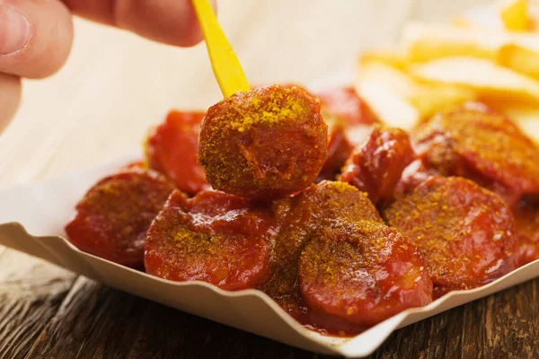 Currywurst Alemán Tradicional Servido Con Patatas Fritas Bandeja Papel Desechable — Foto de Stock