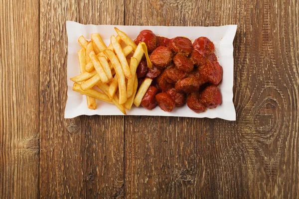 Tradiční Německý Currywurst Podávaný Hranolkami Jednorázovém Papírovém Podnosu Dřevěný Stůl — Stock fotografie