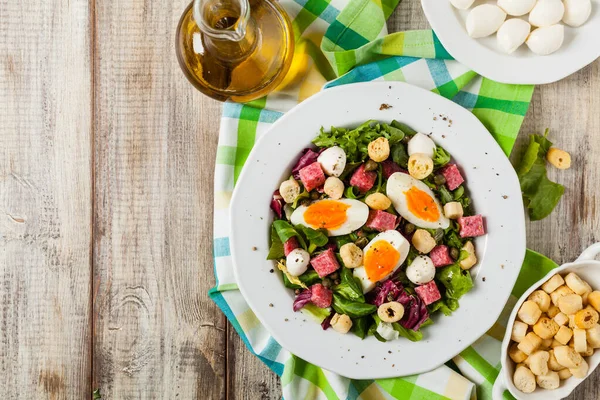 Läcker Italiensk Sallad Med Salami Ägg Crostini Och Mozzarella Ovanifrån — Stockfoto