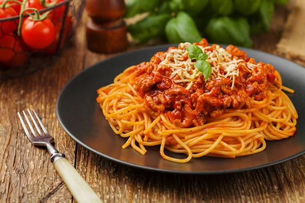 Siyah tabakta servis edilen lezzetli spagetti.