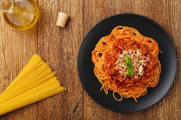 Läcker Spaghetti Serveras Svart Tallrik — Stockfoto