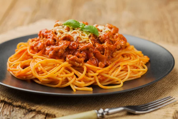 Deliciosos Espaguetis Servidos Plato Negro — Foto de Stock