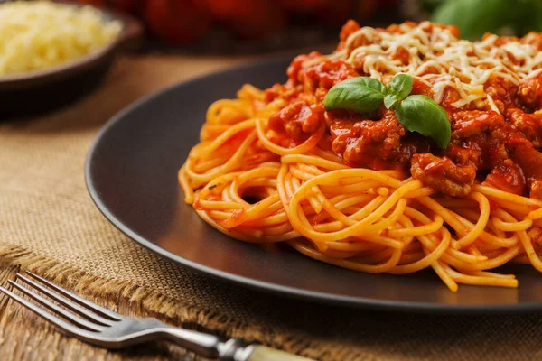 Köstliche Spaghetti Auf Einem Schwarzen Teller Serviert — Stockfoto