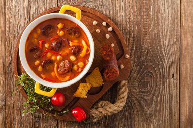 Paprika ve sucuklu geleneksel nohut çorbası. Üst görünüm.