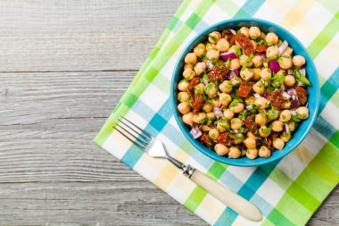 Soğanlı nohut salatası ve kurutulmuş domates. Üst görünüm.