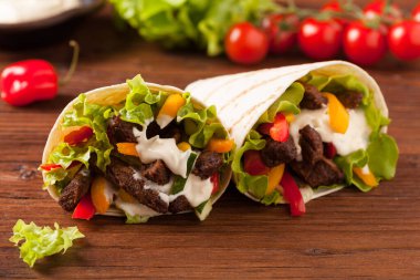 Sığır etli tortilla. Ön manzara. Ahşap arkaplan.