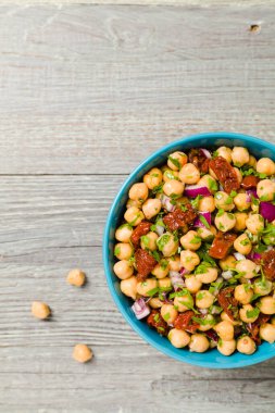 Soğanlı nohut salatası ve kurutulmuş domates. Üst görünüm.