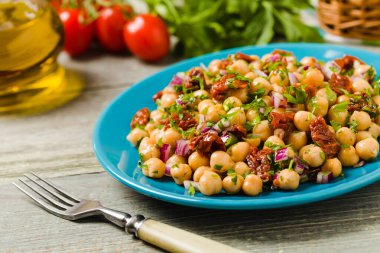 Soğanlı nohut salatası ve kurutulmuş domates. Ön görünüm.