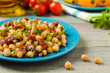 Soğanlı nohut salatası ve kurutulmuş domates. Ön görünüm.