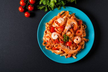 Karidesli makarna. Siyah arka plan. Üst görünüm.