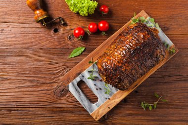 Yuvarlak, kızarmış domuz göbeği. Üst görünüm.