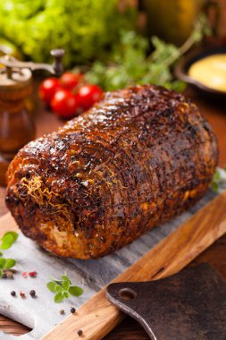 Yuvarlak, kızarmış domuz göbeği. Ön görünüm.