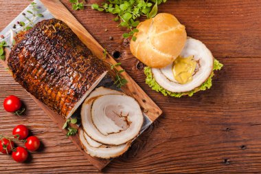 Yuvarlak, kızarmış domuz göbeği. Üst görünüm.